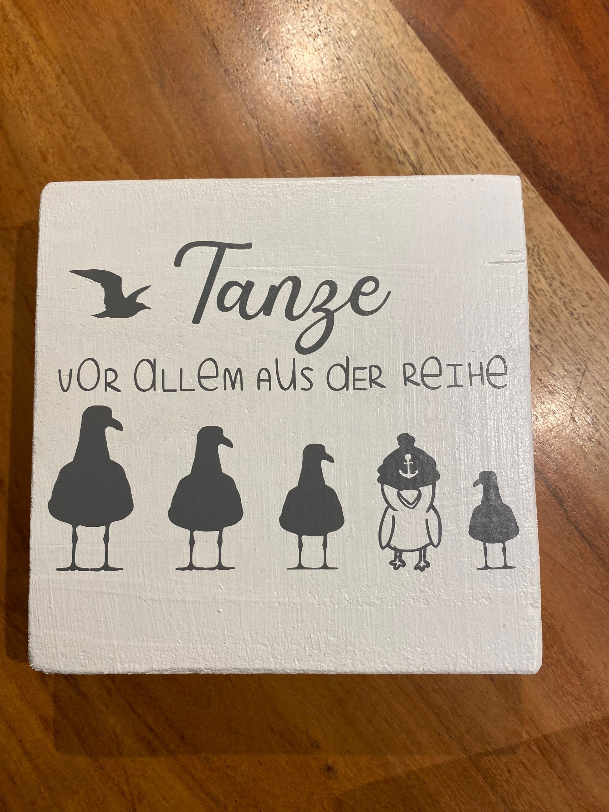 Tanze vor allem aus der Reihe, Holzschild, Manapal, maritime Deko, Möwe, Moin, Schild, Holzdeko, Tischdeko