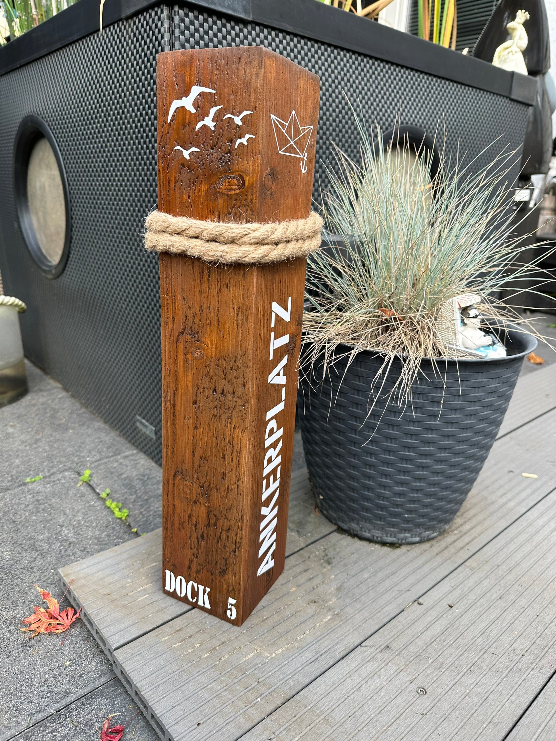 Ankerplatz Moin nußbraun Dekosäule Poller Holz Anker Stele Dalben Gartendeko maritim Heimathafen