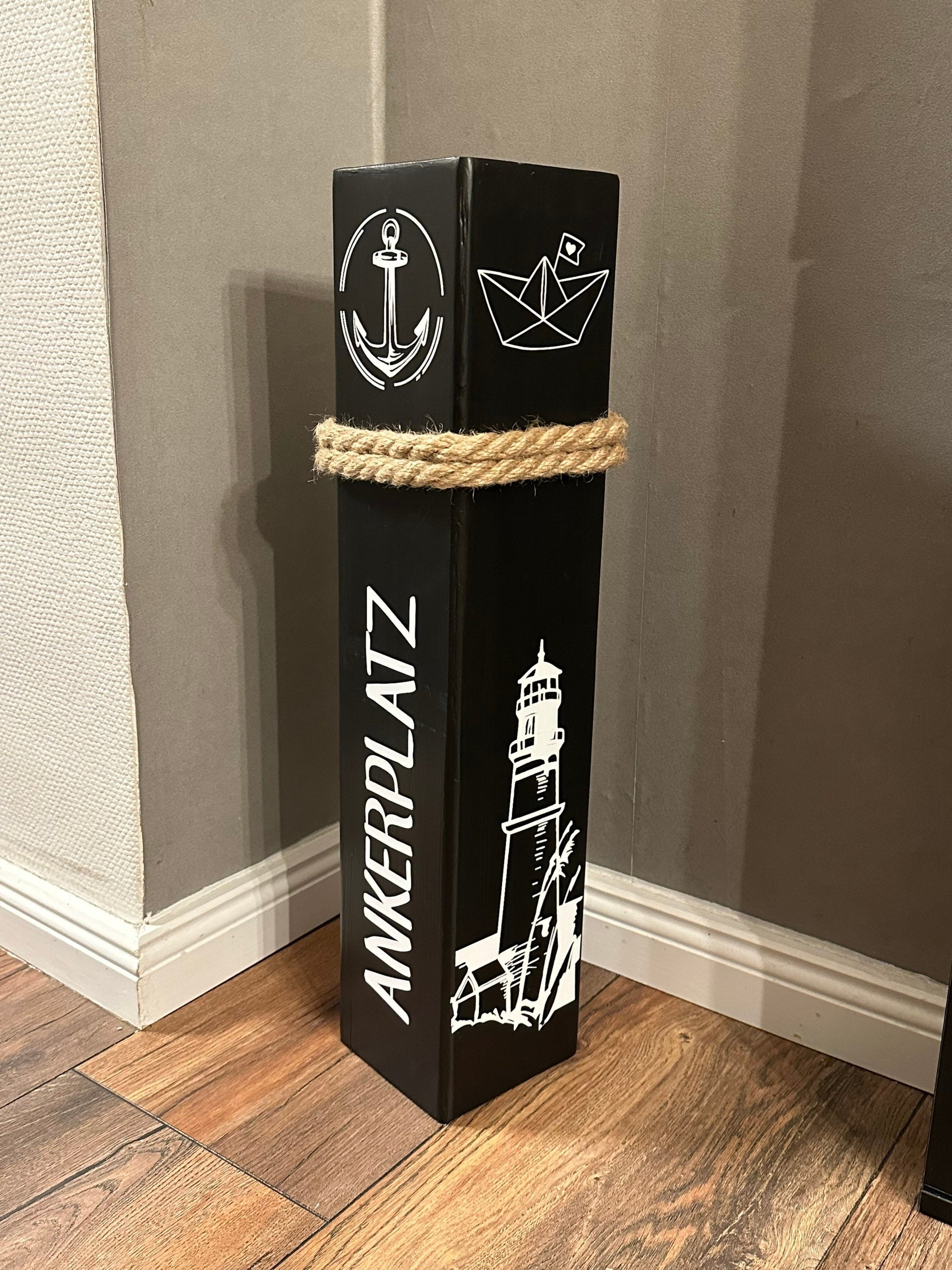 Ankerplatz Poller Dekosäule schwarz weiß Windrose Kompass Poller Holz Anker Stele Dalben Gartendeko maritim Heimathafen Balken Holzdeko